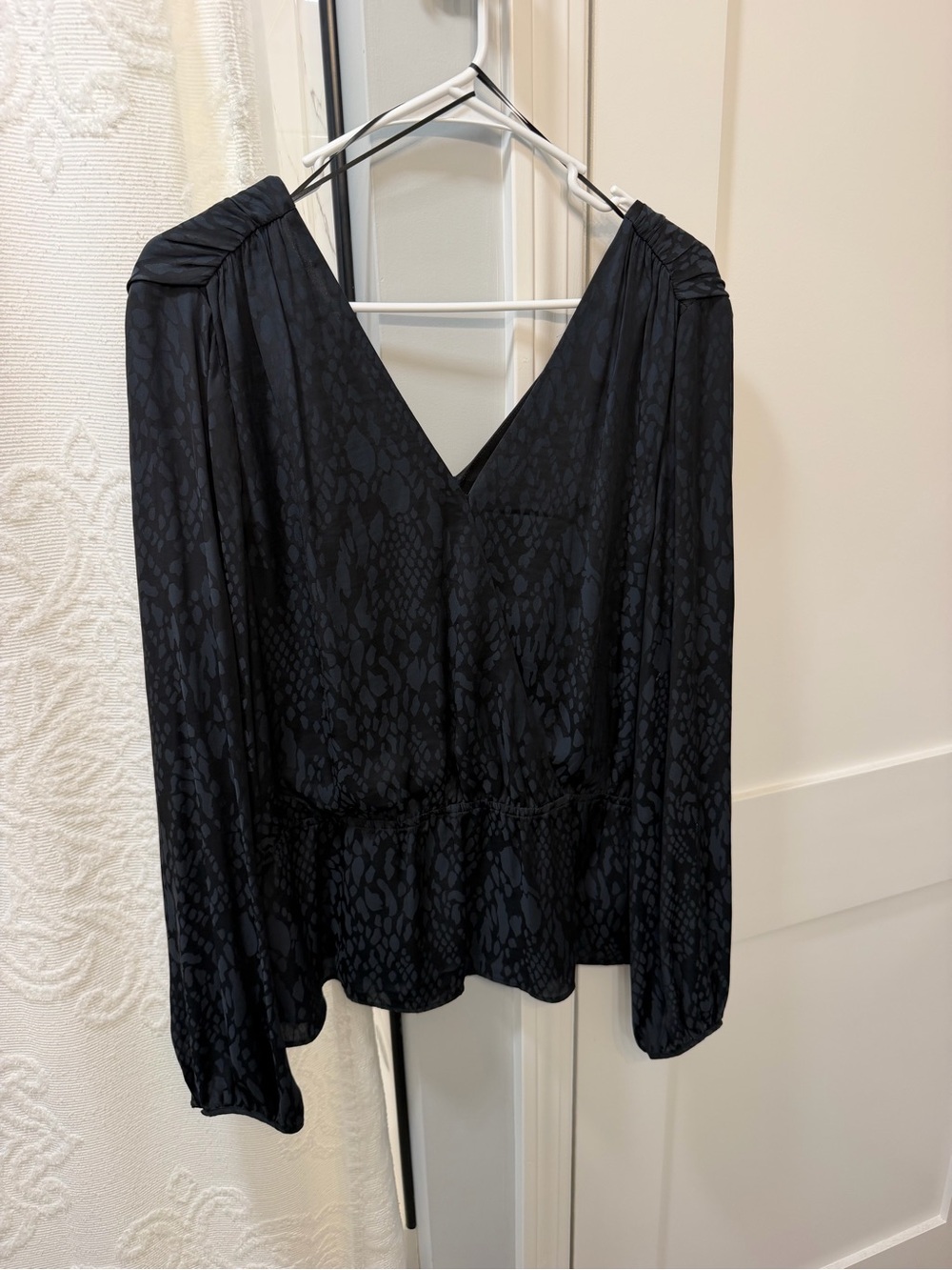 Women's Banana Republic low cut blouse - size M